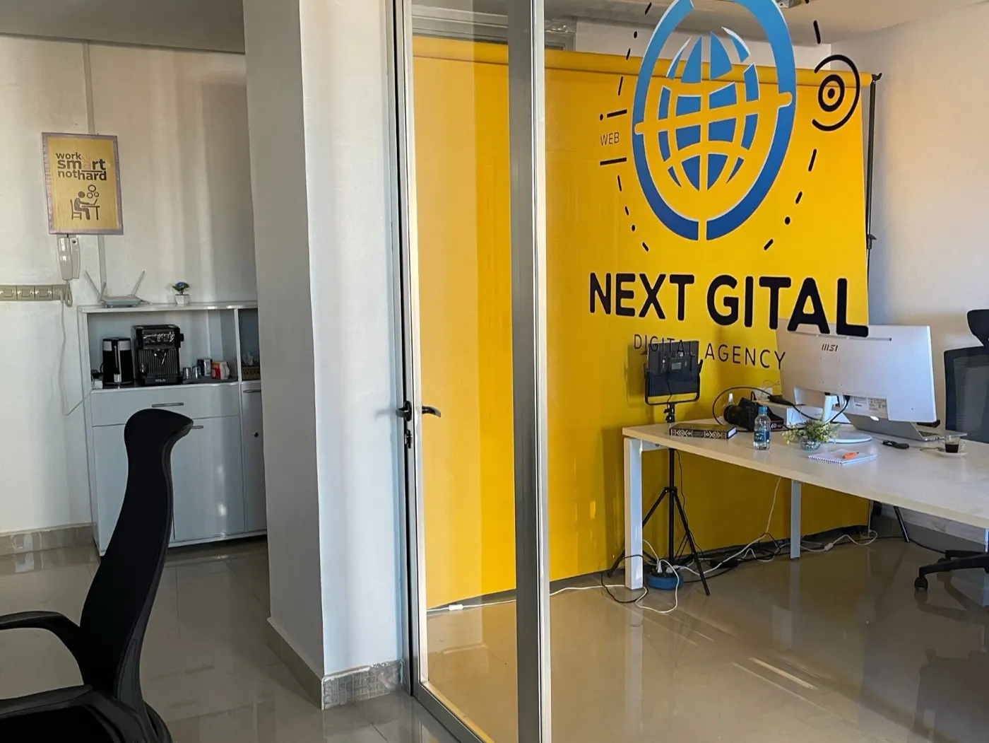 Bureaux de l’agence NextGital à Oujda, mur aux couleurs de la marque