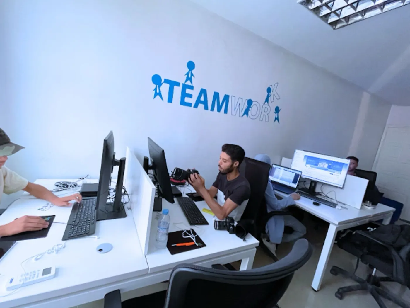 L’équipe NextGital au travail dans l’open space